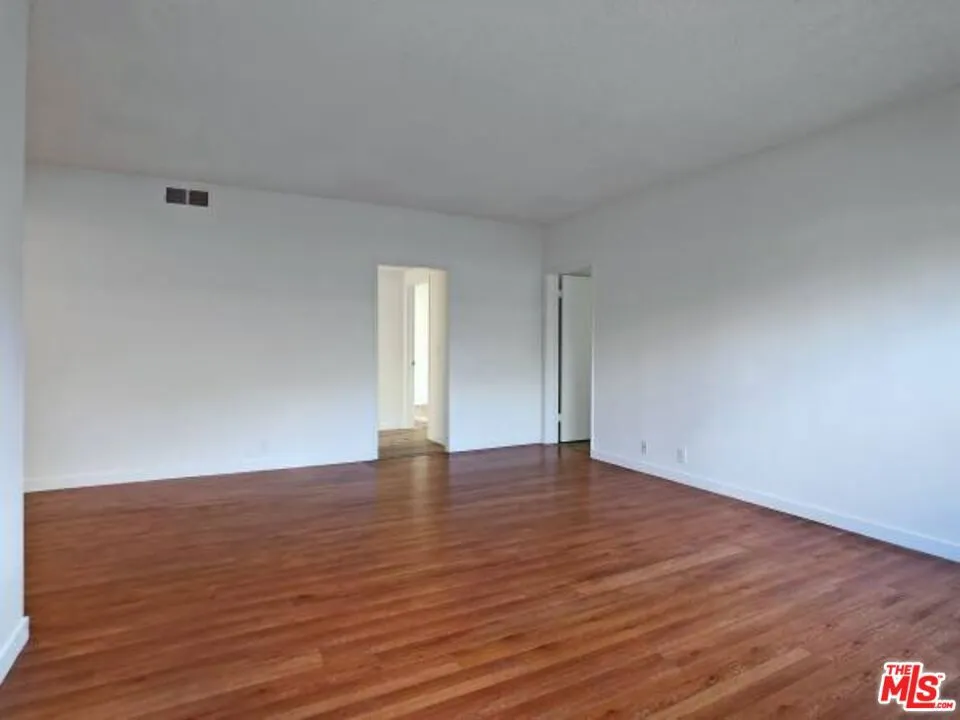4407 AMBROSE AVENUE #105 Los Angeles, CA 90027