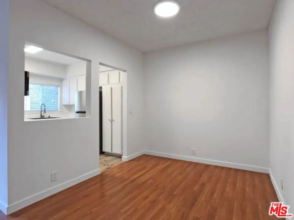 4407 AMBROSE AVENUE #105 Los Angeles, CA 90027