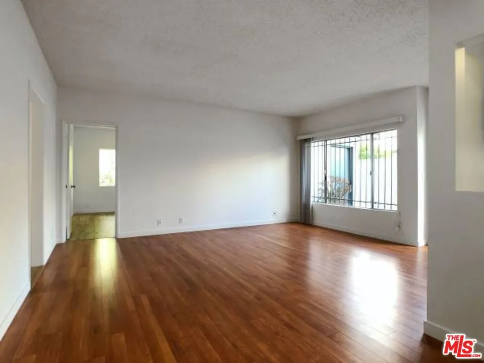 4407 AMBROSE AVENUE #105 Los Angeles, CA 90027