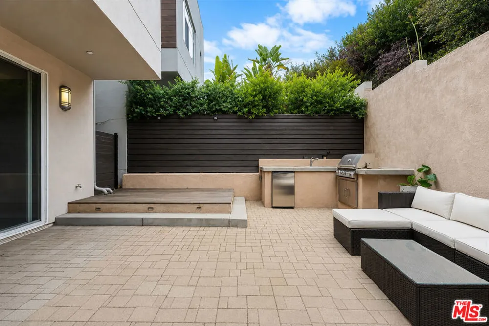 6749 Gill Way Los Angeles, CA 90068