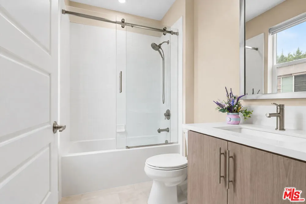 6749 Gill Way Los Angeles, CA 90068