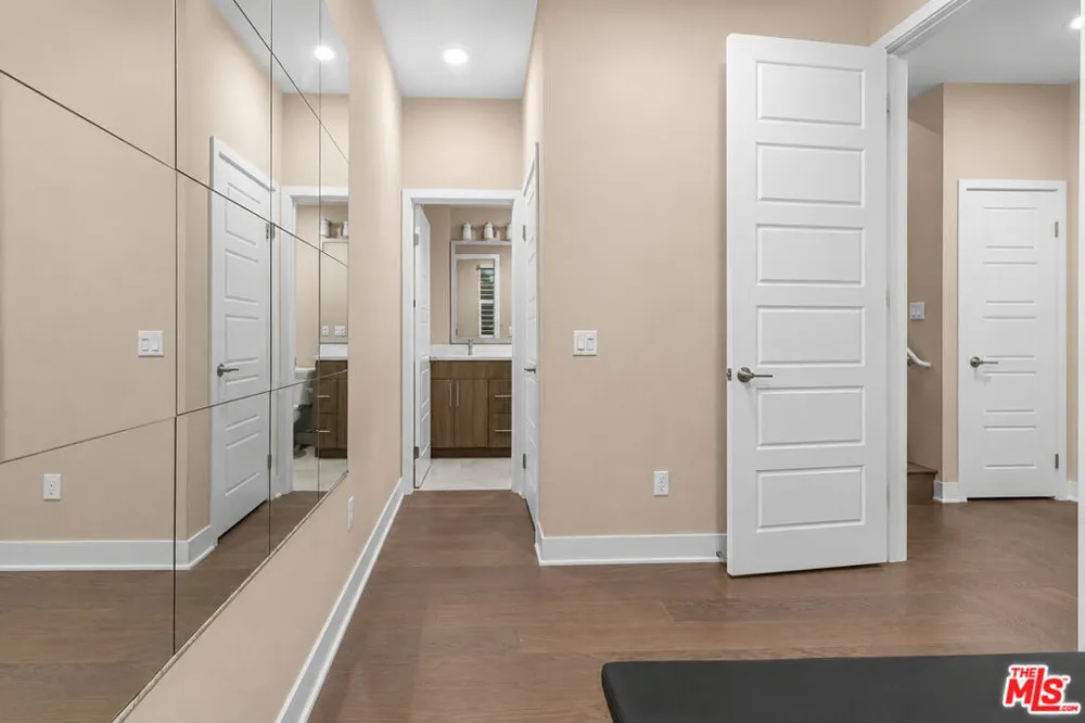 6749 Gill Way Los Angeles, CA 90068