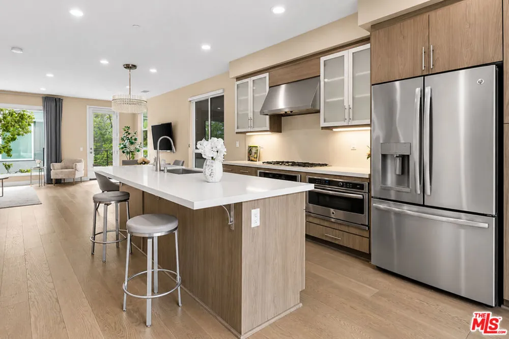 6749 Gill Way Los Angeles, CA 90068