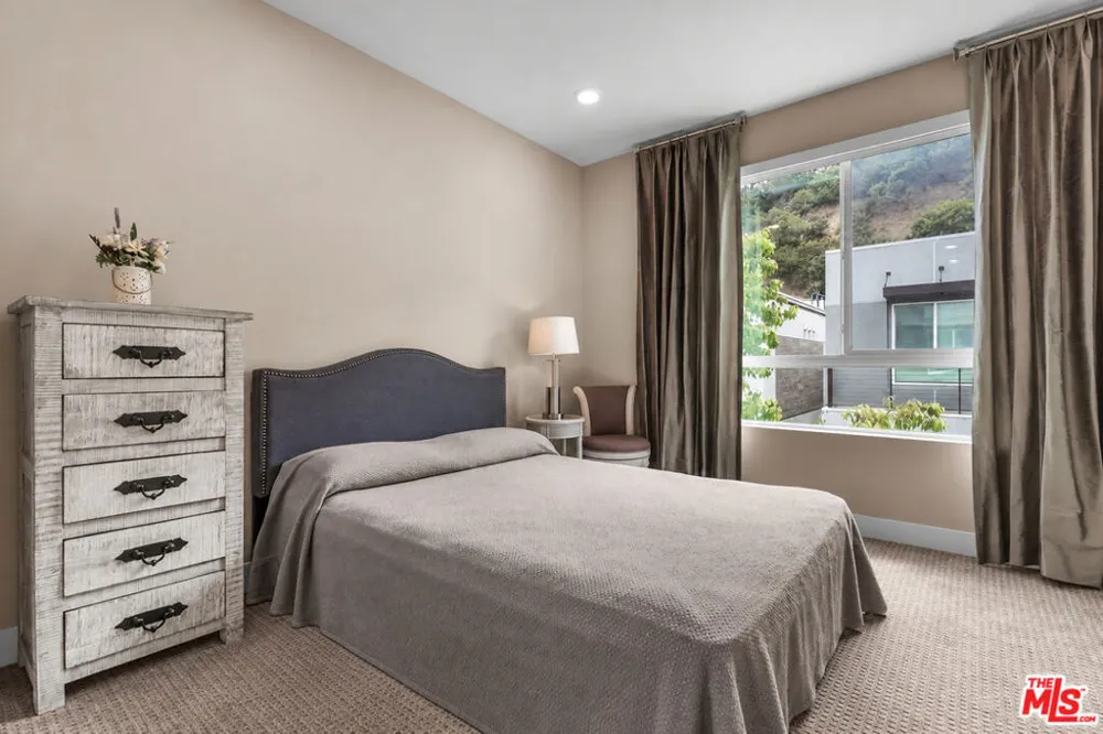 6749 Gill Way Los Angeles, CA 90068
