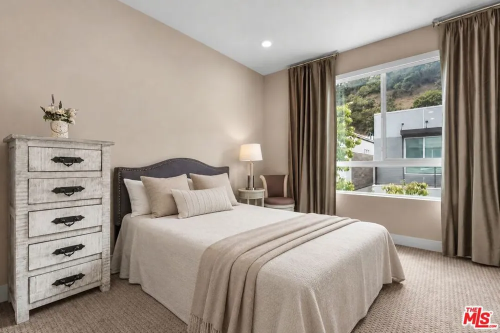 6749 Gill Way Los Angeles, CA 90068