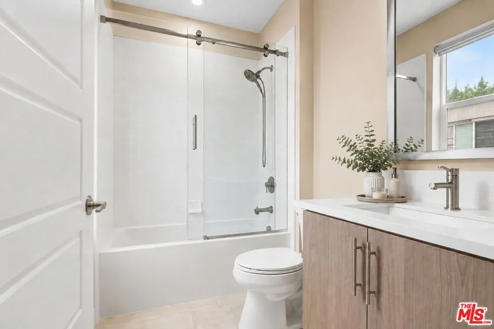 6749 Gill Way Los Angeles, CA 90068