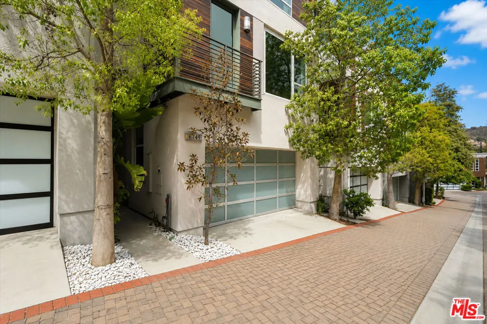 6749 Gill Way Los Angeles, CA 90068