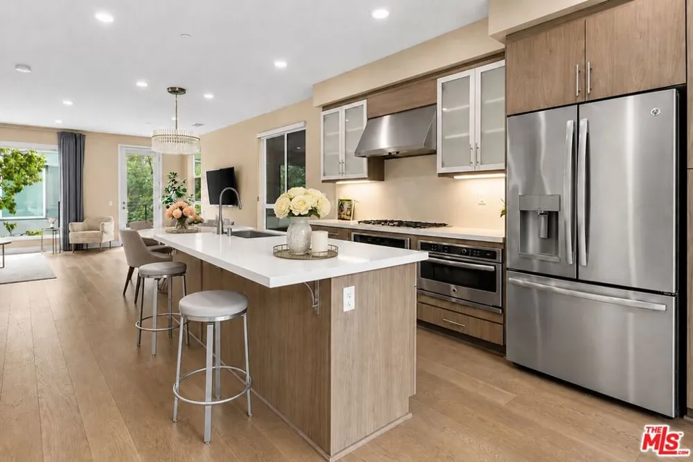 6749 Gill Way Los Angeles, CA 90068