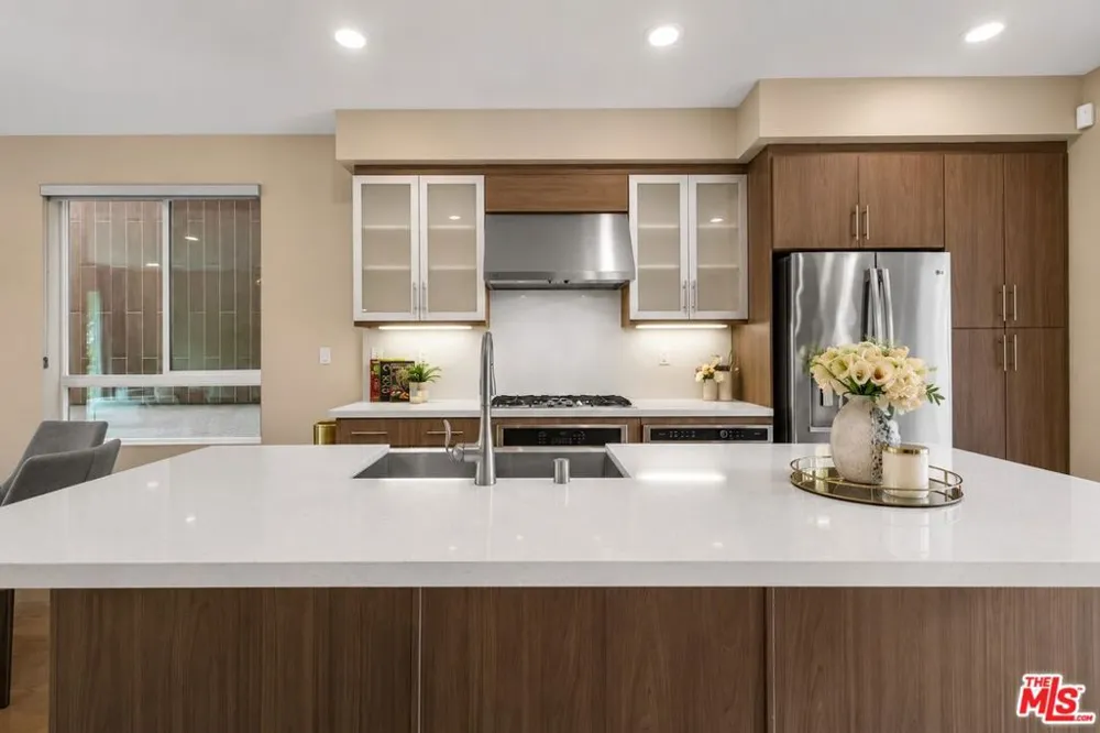 6749 Gill Way Los Angeles, CA 90068