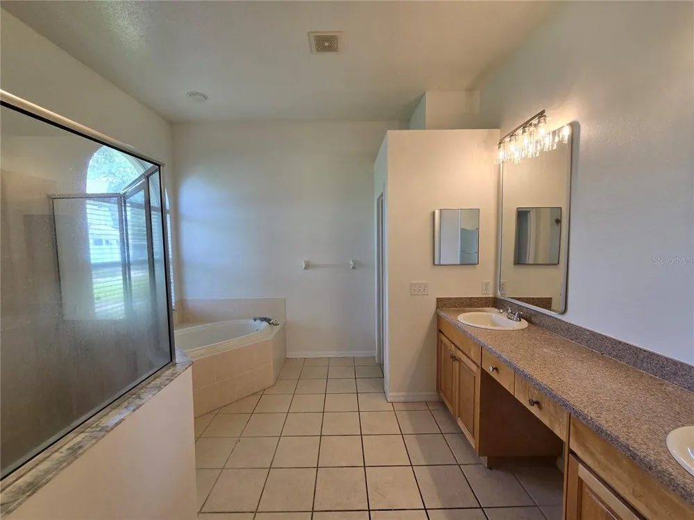 15305 PALOMAPARK LANE Lithia, FL 33547