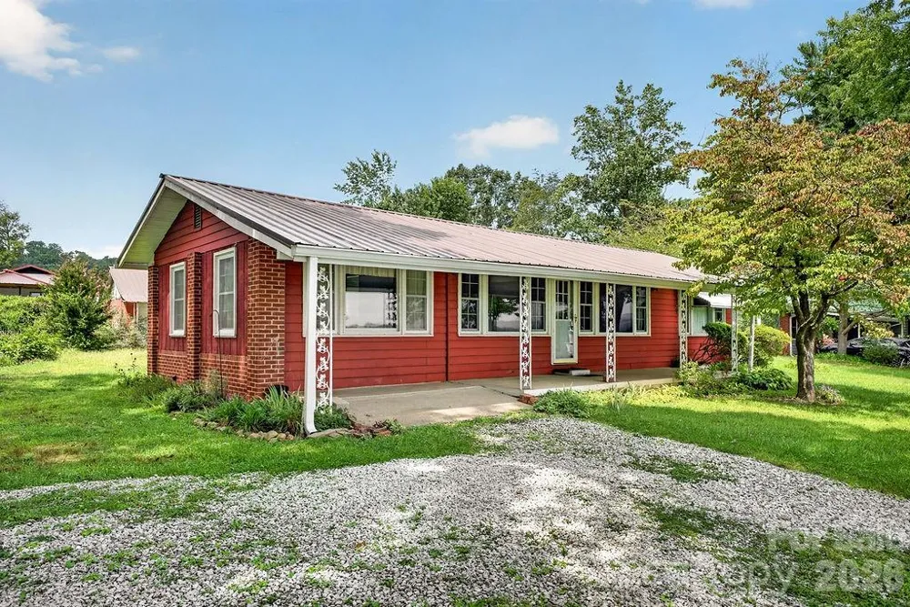 2409 Lucas Street Hendersonville, NC 28791