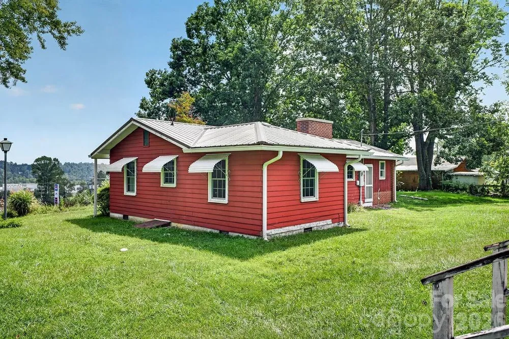 2409 Lucas Street Hendersonville, NC 28791