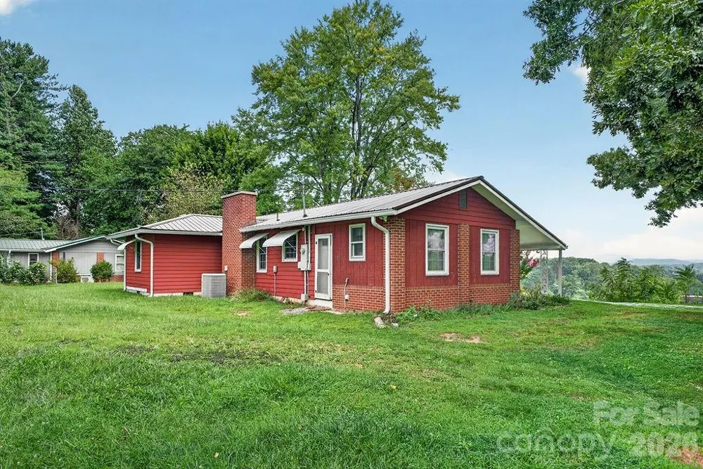 2409 Lucas Street Hendersonville, NC 28791