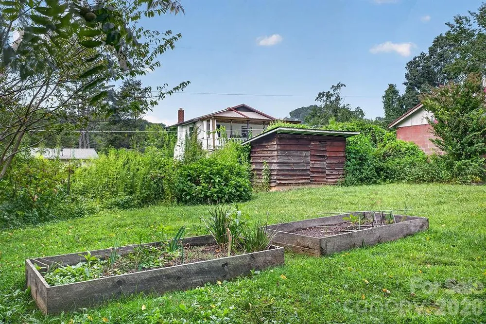 2409 Lucas Street Hendersonville, NC 28791