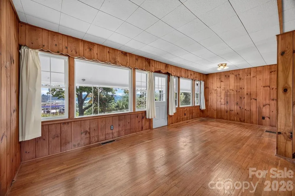 2409 Lucas Street Hendersonville, NC 28791