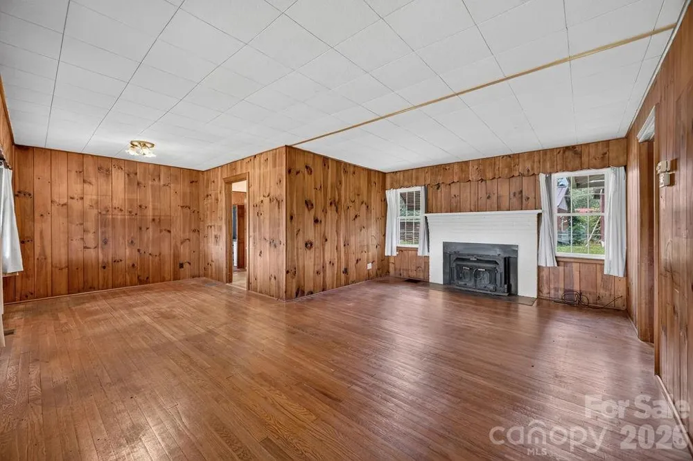 2409 Lucas Street Hendersonville, NC 28791