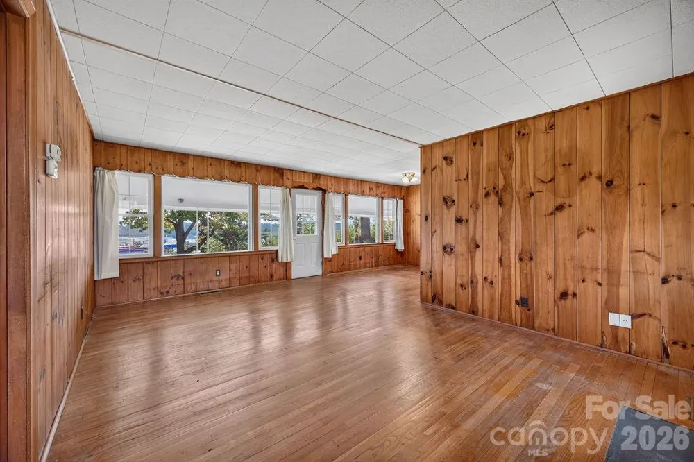 2409 Lucas Street Hendersonville, NC 28791