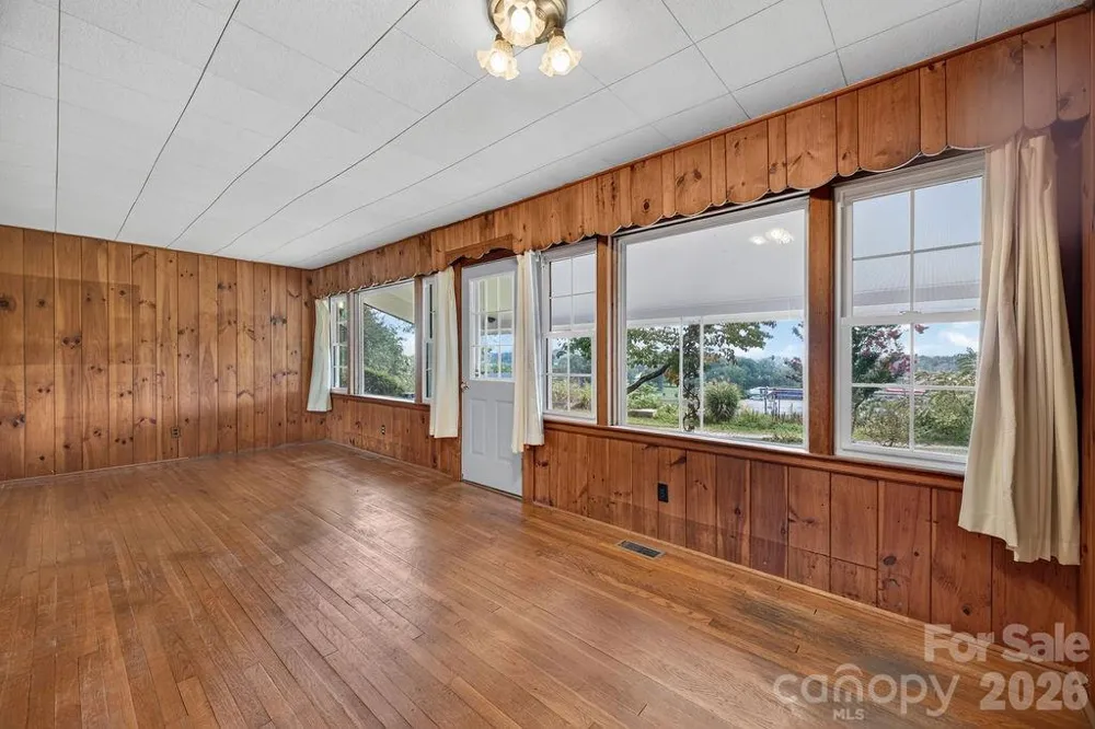 2409 Lucas Street Hendersonville, NC 28791