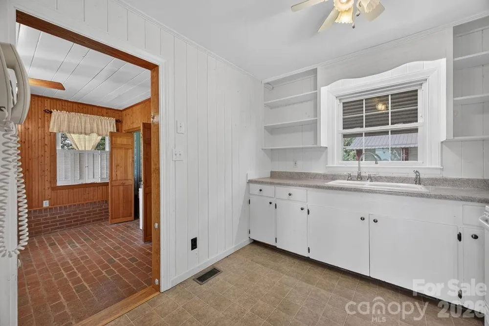 2409 Lucas Street Hendersonville, NC 28791