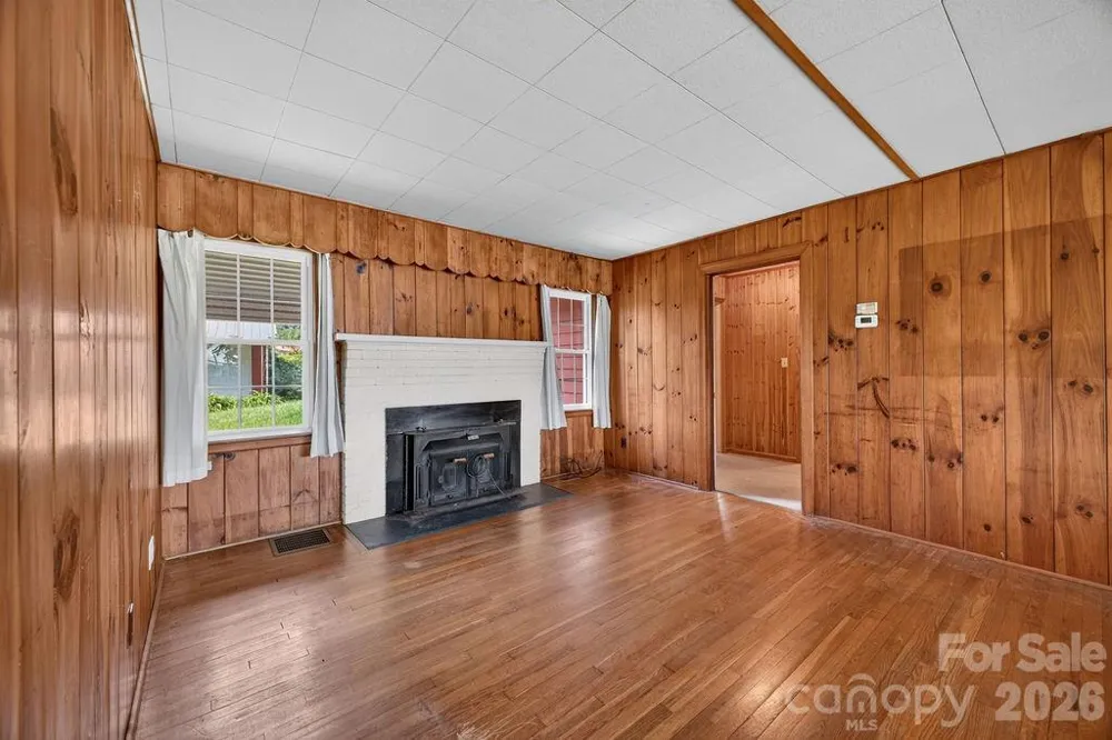 2409 Lucas Street Hendersonville, NC 28791