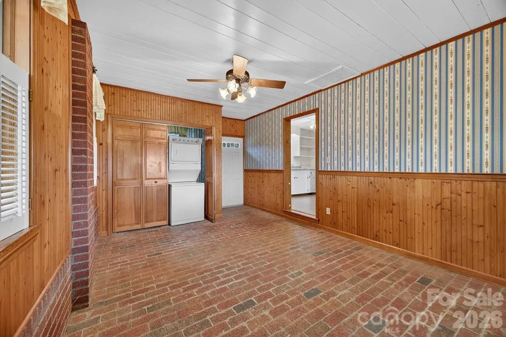 2409 Lucas Street Hendersonville, NC 28791