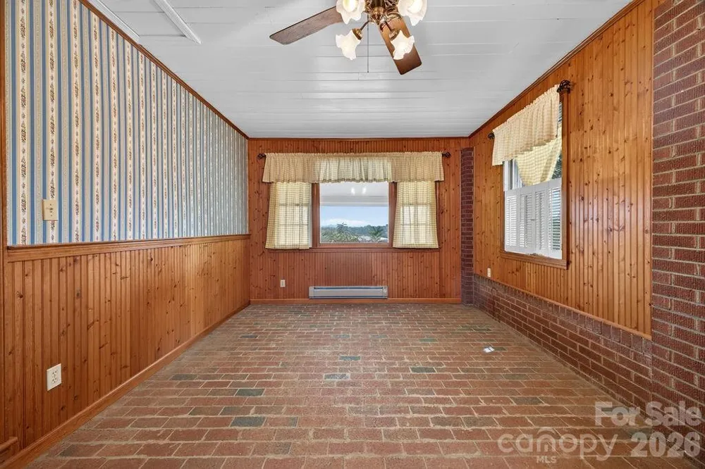 2409 Lucas Street Hendersonville, NC 28791