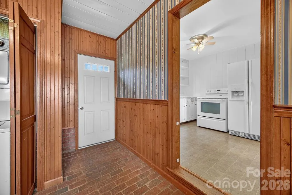 2409 Lucas Street Hendersonville, NC 28791