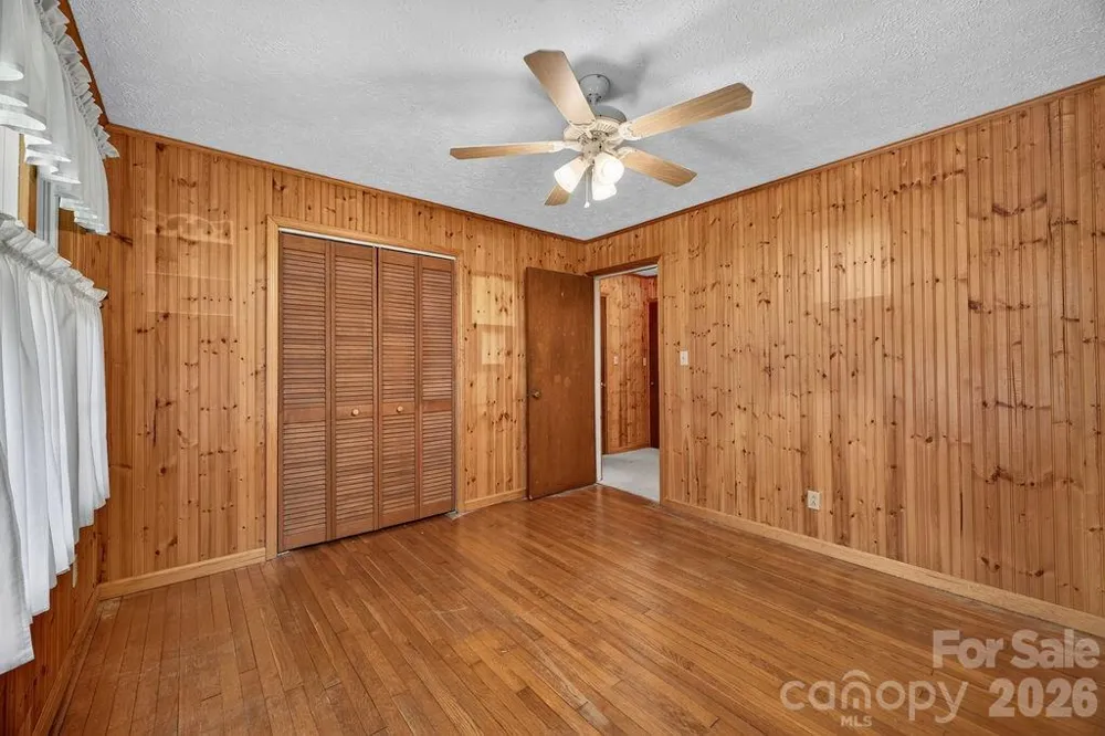 2409 Lucas Street Hendersonville, NC 28791