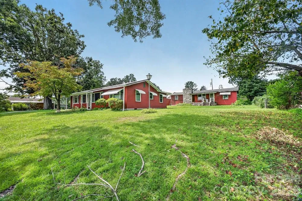 2409 Lucas Street Hendersonville, NC 28791