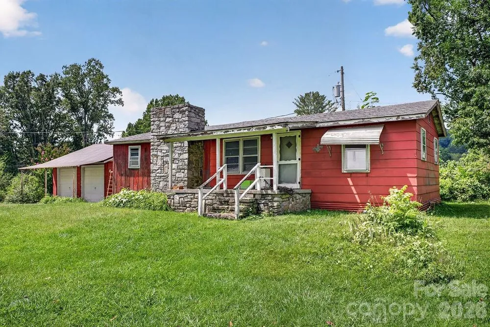 2409 Lucas Street Hendersonville, NC 28791