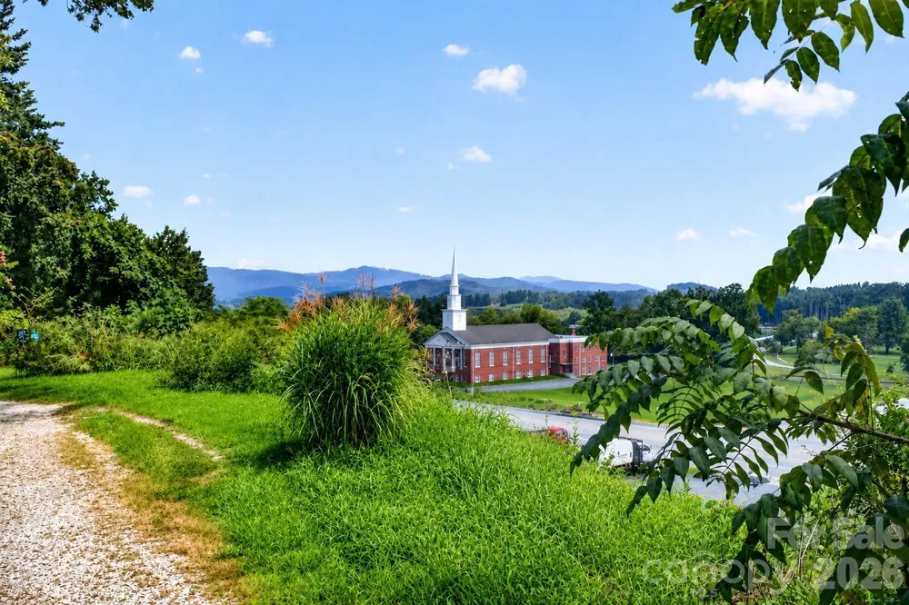 2409 Lucas Street Hendersonville, NC 28791