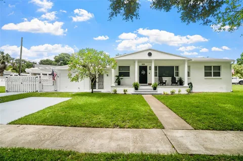 899 E Country Club Cir