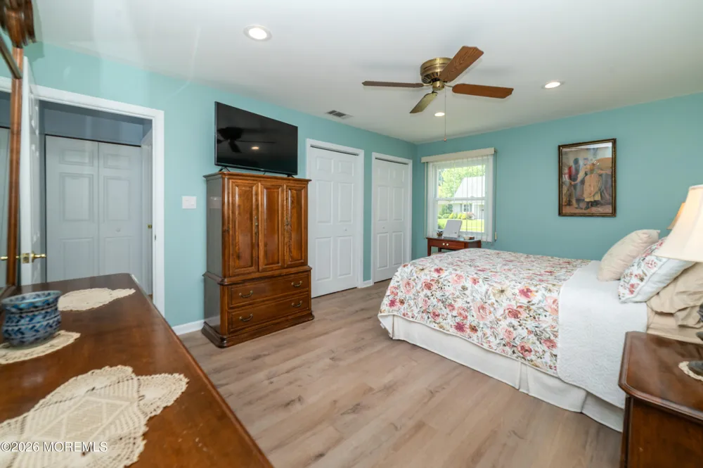 46 Deborah Lane Aberdeen, NJ 07747