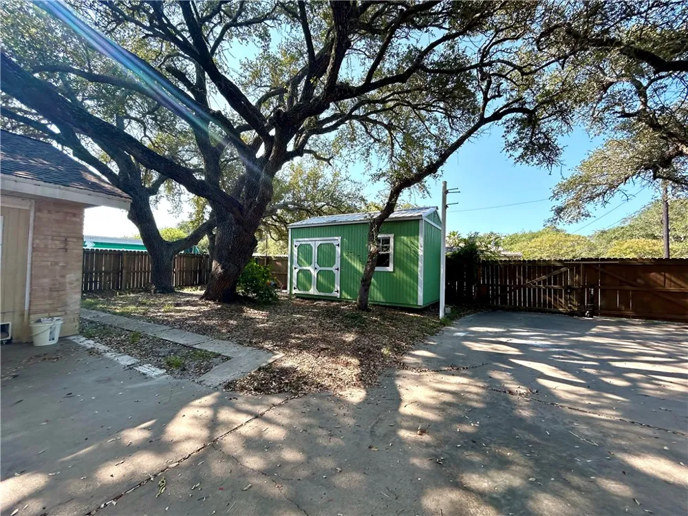 848 Oak Avenue Rockport, TX 78382