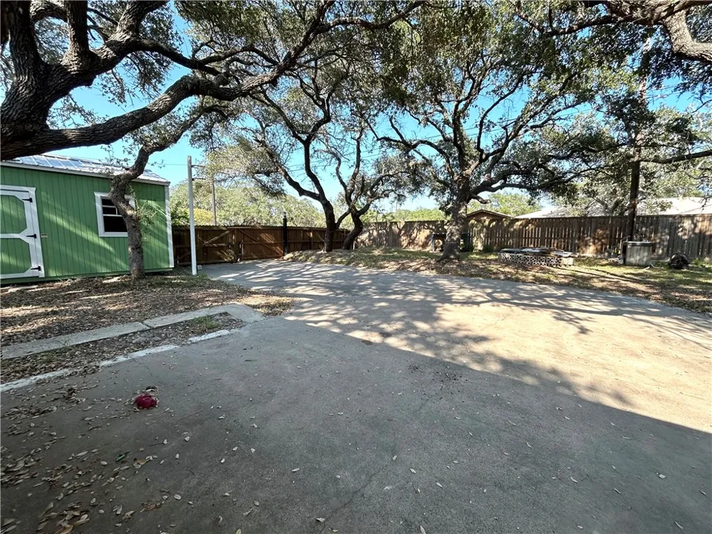 848 Oak Avenue Rockport, TX 78382