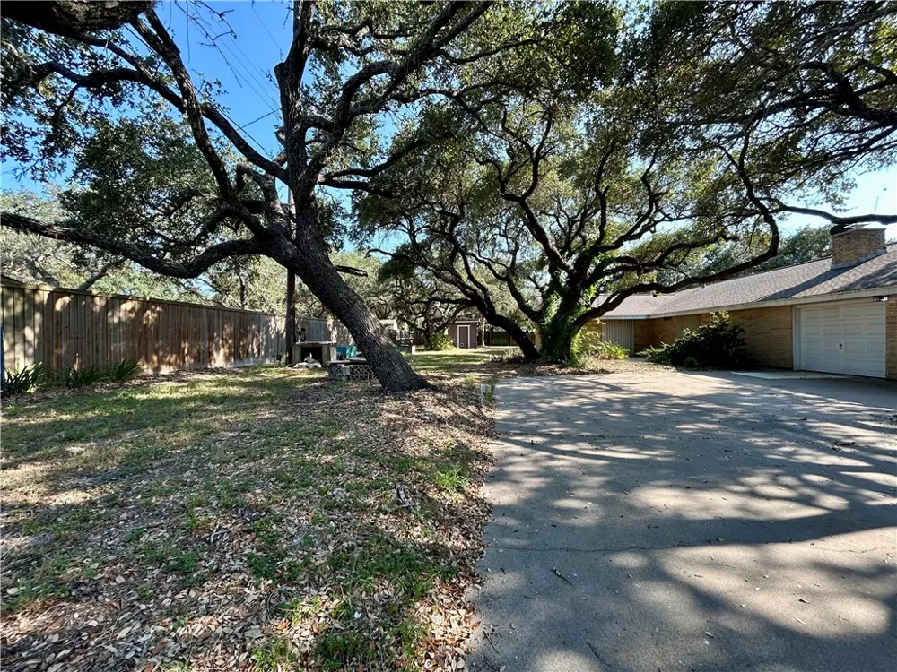 848 Oak Avenue Rockport, TX 78382