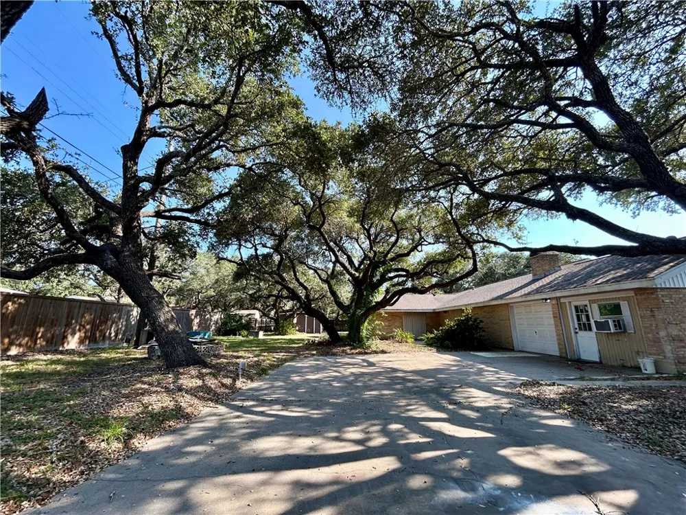 848 Oak Avenue Rockport, TX 78382