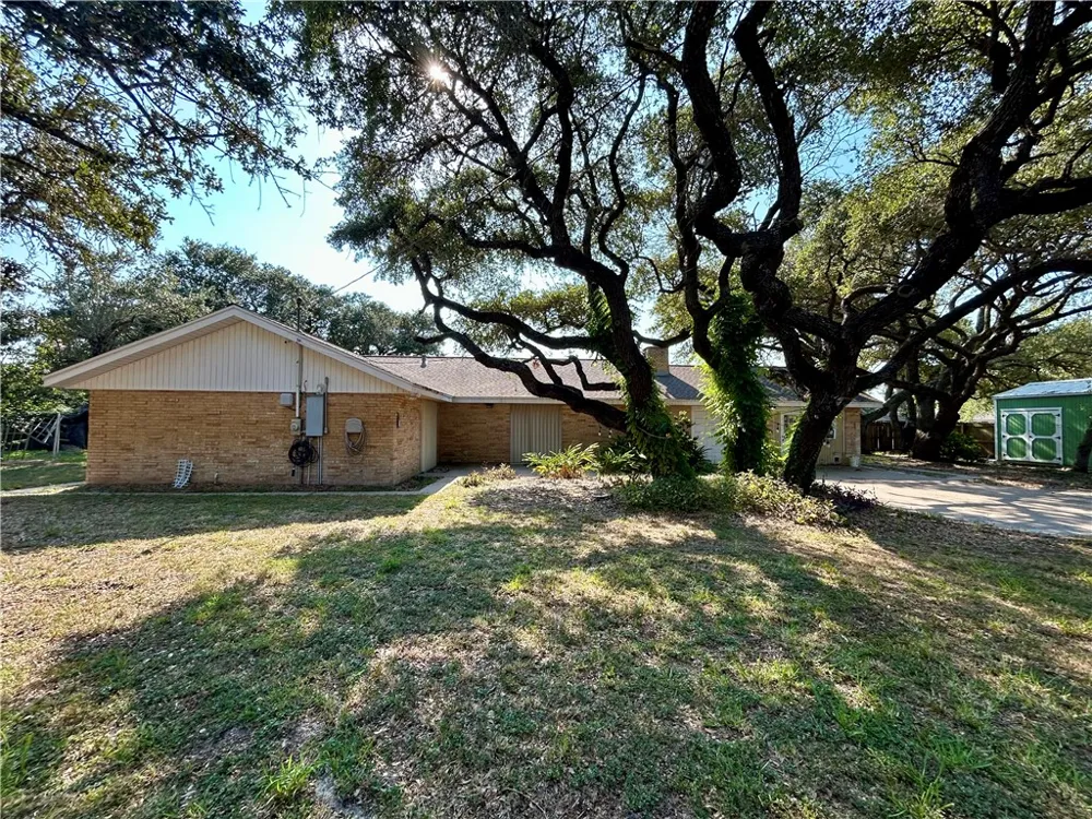 848 Oak Avenue Rockport, TX 78382