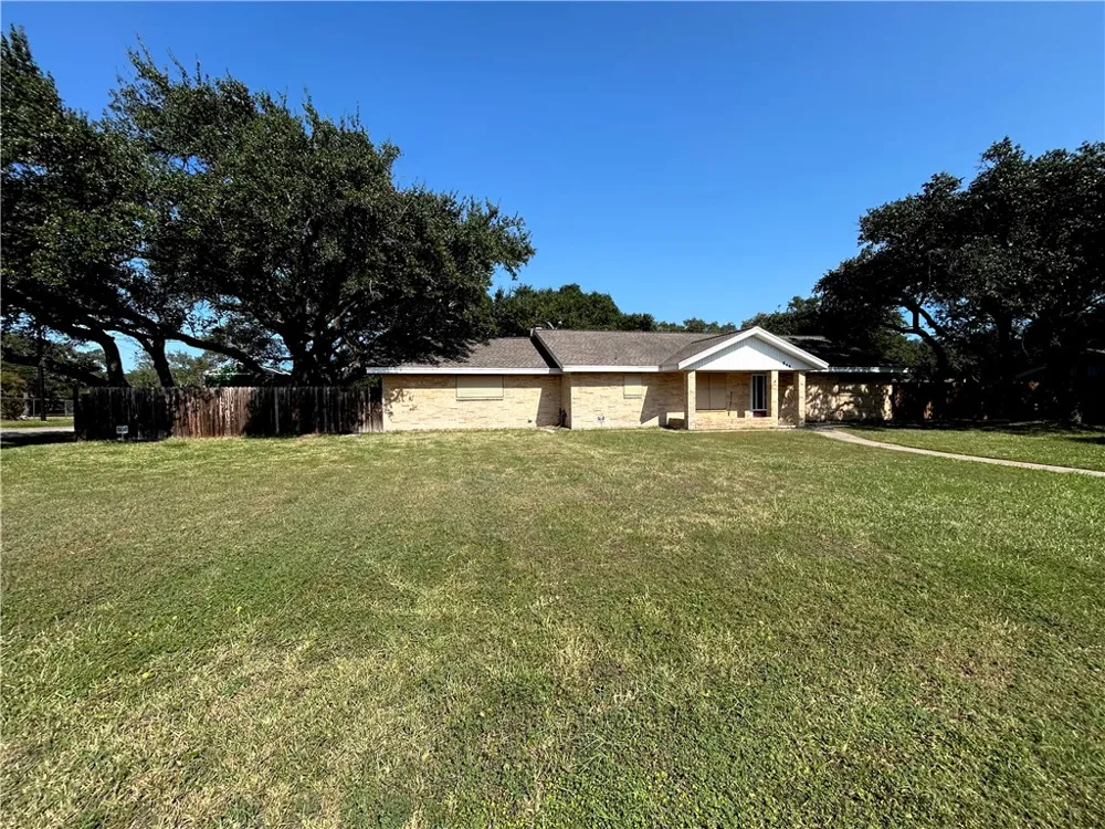 848 Oak Avenue Rockport, TX 78382