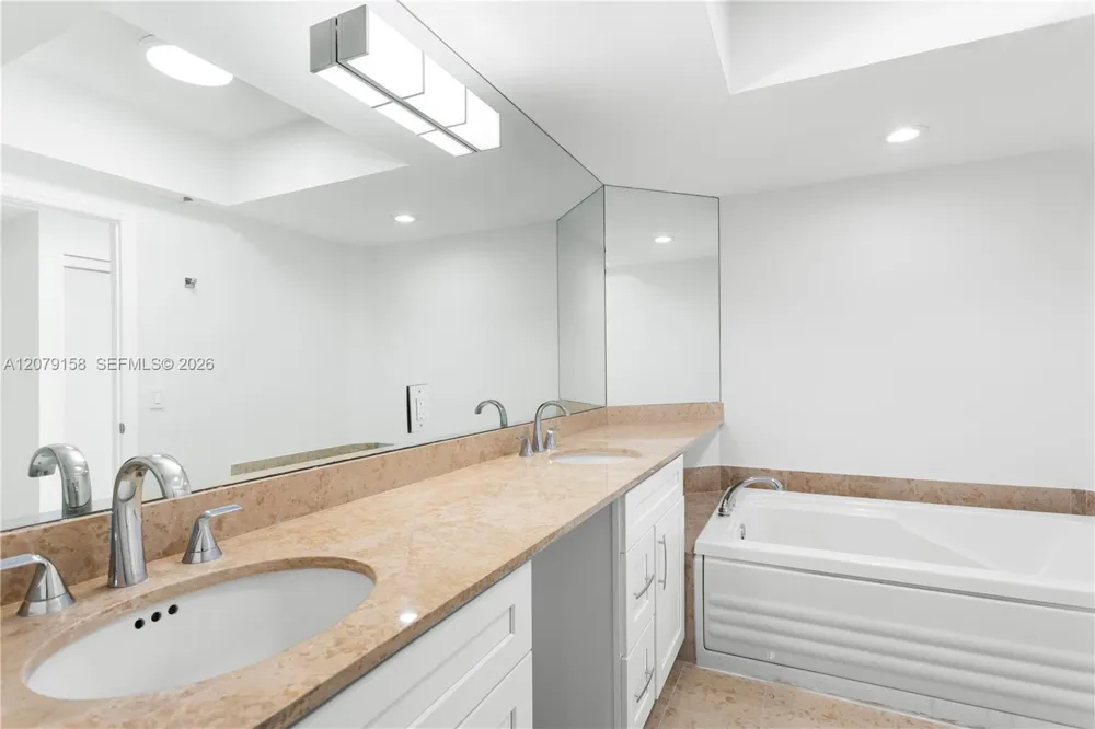 4779 Collins Ave #2707 Miami Beach, FL 33140