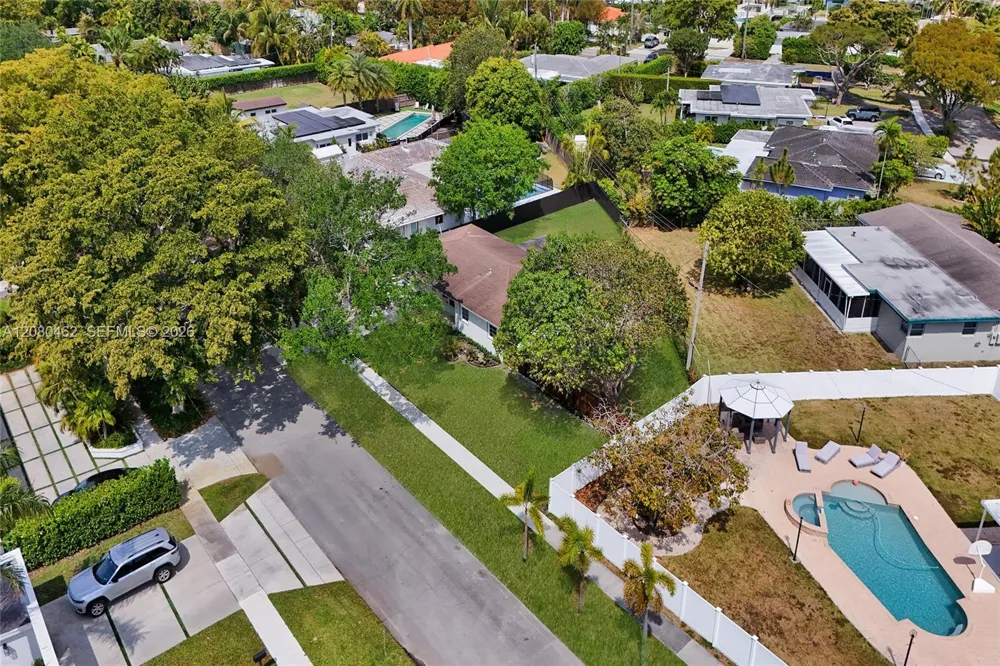 2125 Alamanda Dr North Miami, FL 33181
