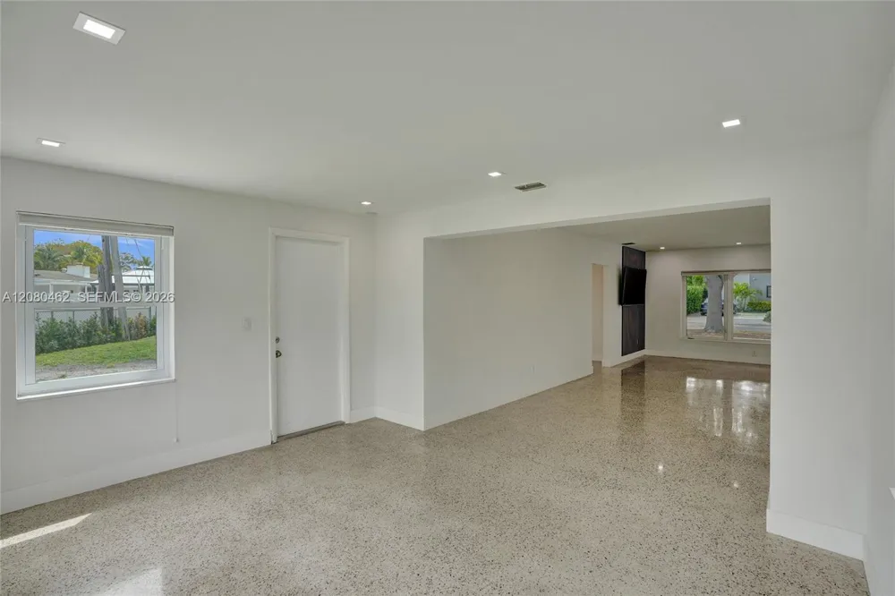 2125 Alamanda Dr North Miami, FL 33181