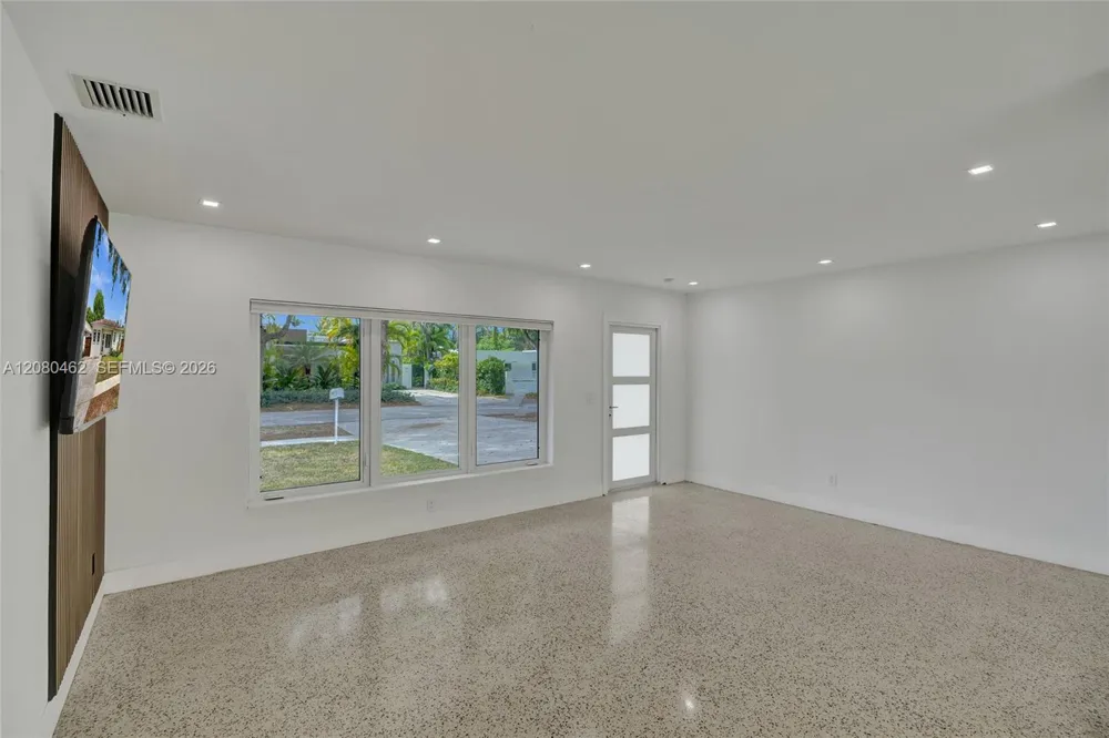 2125 Alamanda Dr North Miami, FL 33181