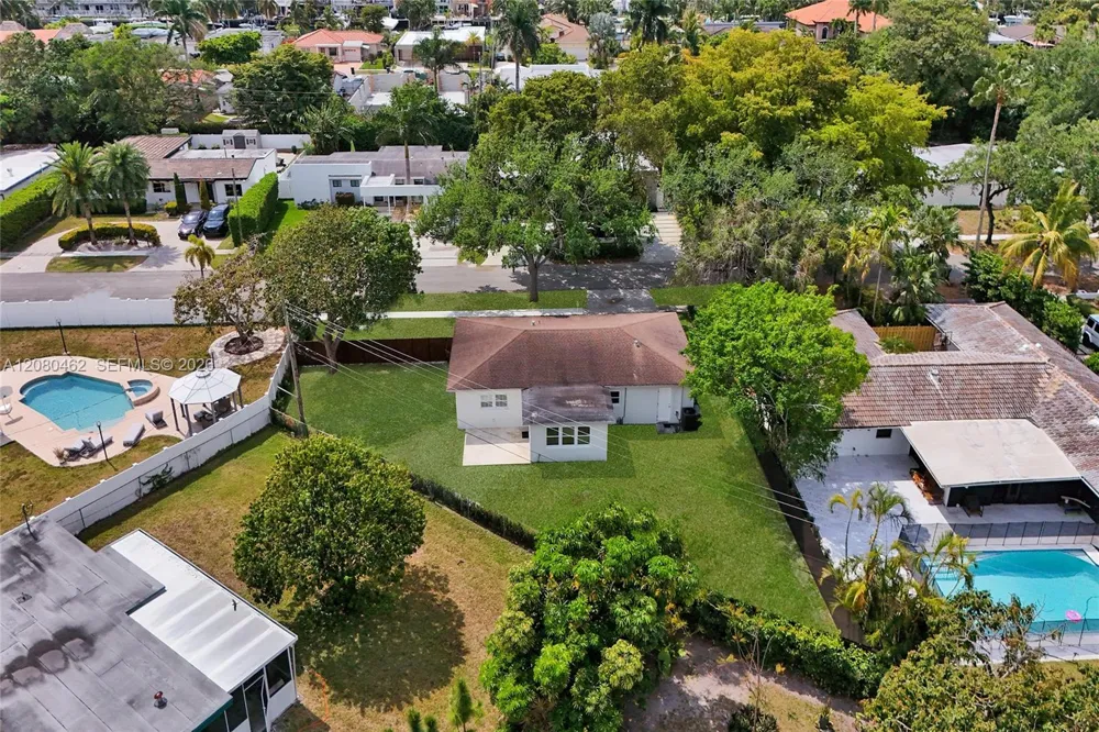 2125 Alamanda Dr North Miami, FL 33181