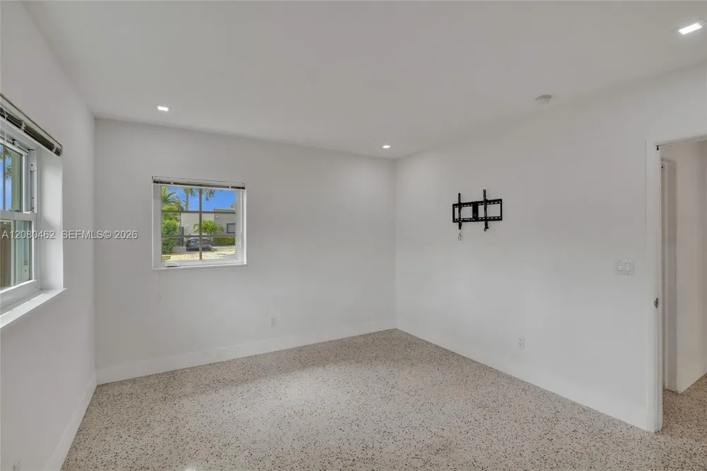 2125 Alamanda Dr North Miami, FL 33181