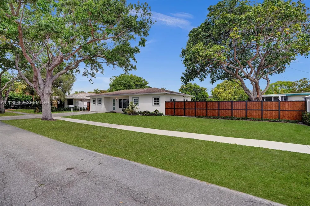 2125 Alamanda Dr North Miami, FL 33181