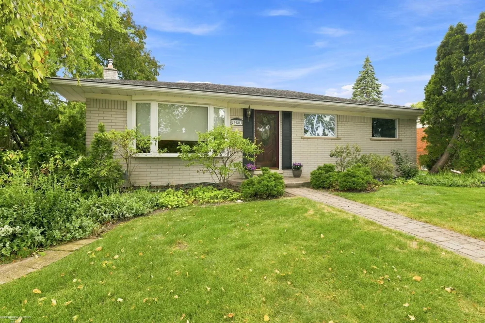 29503 Dover Avenue Warren City, MI 48088