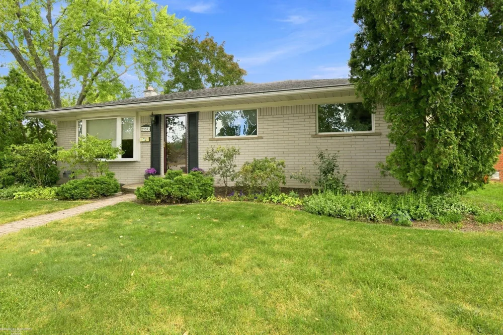 29503 Dover Avenue Warren City, MI 48088