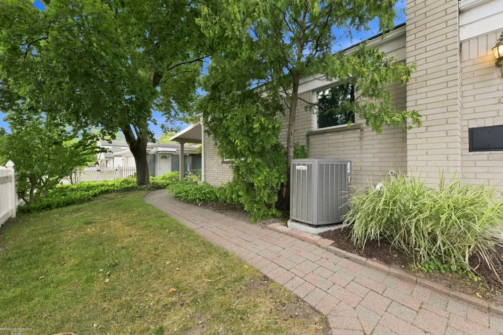 29503 Dover Avenue Warren City, MI 48088