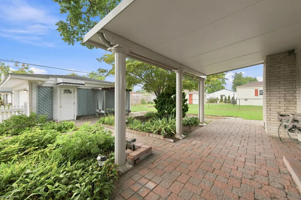 29503 Dover Avenue Warren City, MI 48088